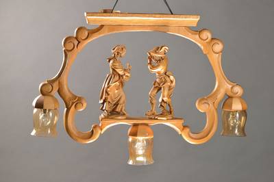 Deckenlampe, Sonderanfertigung Fa. Hans Thoma, Bernau/Schwarzwald, 2014, Lindenholz 3 Brennstellen, mittig zwei handgeschnitzte Musikanten, ...