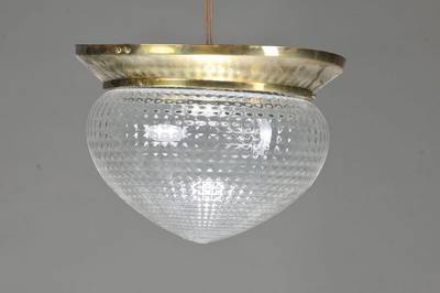 Deckenlampe, deutsch, um 1930, Messingmontur, Glasschirm optisch geblasen, 1 Brennstelle, Elektrifizierung nicht geprüft, direkt an der Decke zu ...
