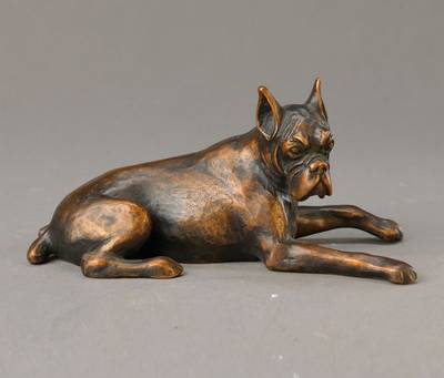 Vera Lwowski, geb. 1923, liegender Boxerhund, Bronzeguß, signiert und dat. 1986, ca. 10x23cm