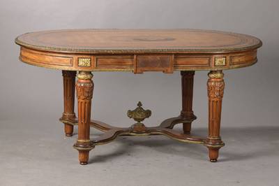 Niederer Tisch, wohl Frankreich um 1900, nach Vorbild von 1770/80, Nussbaum, Ahorn, Vogelaugenahorn u. Zitronenholz furniert in diverse Muster u.a. ...