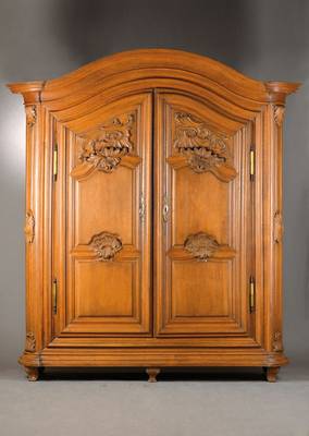 Barockschrank, wohl Kurpfalz/Mannheim um 1750, Eiche massiv, geschweifter Giebel, runde Ecken hervorragend verkröpft, vielfach fein profiliert, ...