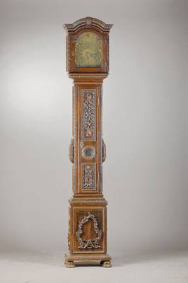 Barocke Standuhr mit Automat, Österreich um 1750/70, schlankes reich verziertes Holzgehäuse mit reichem Schnitzwerk (dieses z.T. später), in der ...