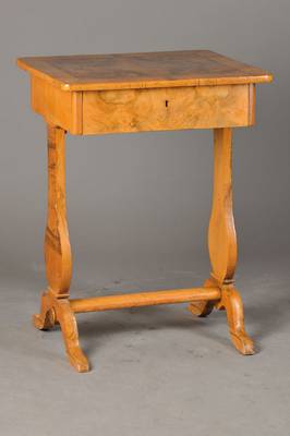 Arbeitstischchen, deutsch um 1860, Nussbaum-u. Wurzelnussfurnier fugenförmig verlegt, Fußgestell in sehr abstrakter Lyraform, Zargenschub mit ...