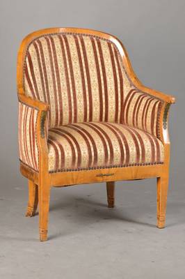 Bergeré, wohl Frankreich um 1770/80, Mahagoni u. Pyramidenmahagoni, klassizistischeMessingappliken, konische Beine, Hinterbeine l. geschweift, rest. ...