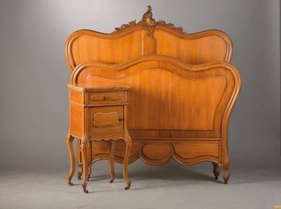 Paar Betten mit 2 Nachttischchen, wohL Frankreich um 1900, Nussbaum, Betten in geschwungener Form, im Rokoko-Stil, Nachttischchen mit eingelassener ...