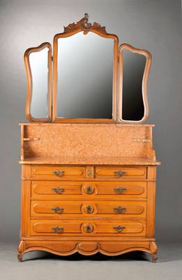 Waschkommode, wohl Frankreich um 1900, Nussbaum, mit Mamorplatte und 3-fach gegliedertem Spiegel, dieser facettiert, großeMarmorauflage, 5-schübig, ...