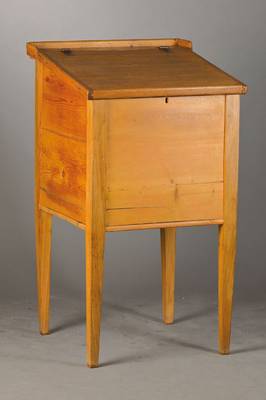 Stand(schreib)pult, spätes ländliches Biedermeie r um 1860, Kiefer, Kastenkonstruktion auf Stollen mit konischen Vierkantbeinen, aufklappbare Lade, ...