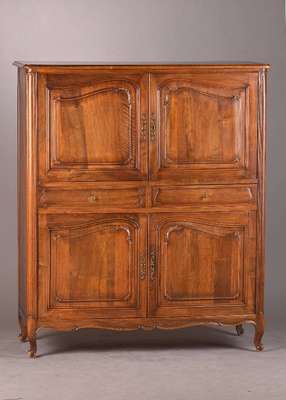 Halbschrank, wohl Frankreich um 1900, Nu ssbaum furniert z.T. auf Eiche- u. Pappelkorpus, 4-türig u. 2-schübig, kleine Volutenfüßchen, schöne ...