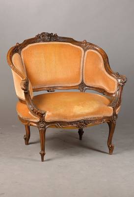Bergère, Frankreich um 1890/90, Nussbaum massiv, allseitig geschweift, altrosa Mohairbezug, reiche Rocaillenzierde, hohe Qualität, sehr dekorativ ...
