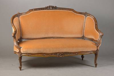 Canapé, Frankreich um 1890/90, Nussbaum mas siv, allseitig geschweift, altrosa Mohairbezug, reiche Rocaillenzierde, hohe Qualität, sehr dekorativ ...