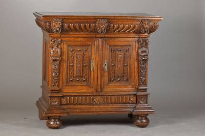 Halbschrank, Belgien um 1880/90, Eiche massiv, im Neu-Renaissance-Stil, 2-türig u. 1-schübig, fassadenhafter Aufbau, orig. Schloss u. Schlüssel, ...