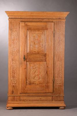 Barockschrank, Hessen um 1800, Eiche massiv, feine florale Reliefschnitzerei, Innenleben mit vielen Einlegeböden, mit Schellack aufgefrischt, rest., ...