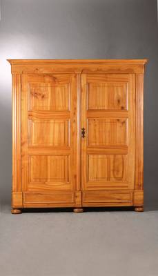 Großer Biedermeierschrank, mitteldeutsch um 1830, Kirschbaum massiv, profilierter Giebel mit abgesetztem Schweifungsmuster, Tür je 3- fach ...