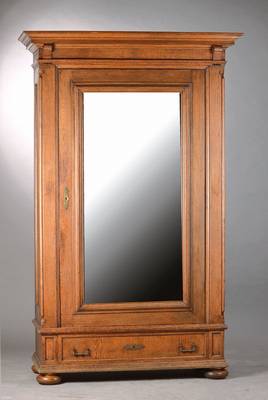 Garderobenschrank bzw. Spiegelschrank, deutsch um 1880, Eiche massiv, 1-türig mit alter Verglasung, Sockelschub, vielfach profiliert, sparsame ...