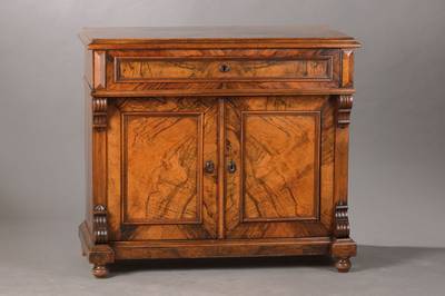 Halbschrank, deutsch um 1880/90, Gründerzeit, Wurzelnussfurnier gespiegelt verlegt, Überbauschub mit 2 Türen, diese je kassettiert, guter Zustand, ...