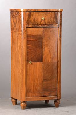 Nachtschränkchen / Pilasterschränkchen, mitteldeutsch wohl Hessen um 1830, Wurze lnussfurnier fugenförmig verlegt, 1-schübig u. 1-türig mit ...