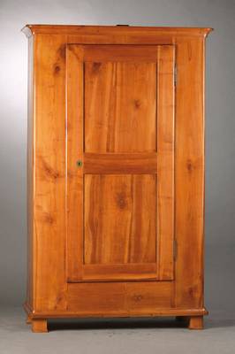 Biedermeierschrank, um 1830, Kirschbaum massiv, 1-türig, Innenleben mit 4 Einlegeböden, 1 -türig, doppelt kassettiert, Höhe wohl gekürzt, Füße ...