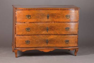 Barockkommode, südwestdeutsch um 1750/60, Nussbaum vielfach gespiegelt u. fugenförmig verlegt auf Weichholzkorpus, doppelt geschweift, 3-schübig, ...