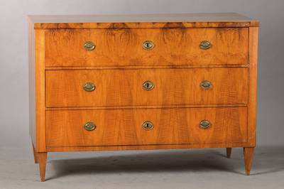 Biedermeierkommode, wohl süddeutsch um 1815/20, Nussbaumfurnier z.T. 4-fach gespiegelt verlegt auf Weichholzkorpus, 3-schübig, alte Beschläge, ...