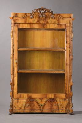 Vitrine, mitteldeutsch wohl Thüringen um 1860/70, Nussbaumfurnier, 1-türig mit alter Verglasung, Innen 2 Einlegeböden, Sockelschub, Beschläge ...