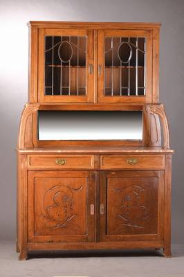 Jugendstil-Buffet, Frankreich um 1905, Nussbaum, Aufsatz 2-türig, alt verglast u. vielfach stiltypisch versproßt, Zwischenraum mit geschwungenen ...
