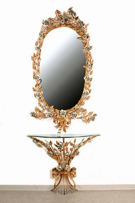 Wandspiegel mit Konsole, wohl Italien, Mitte 20. Jh., Messing und Messingblech, im klassizistischen Stil, Konsole als Blumenbündel mit Schleife z.T. ...