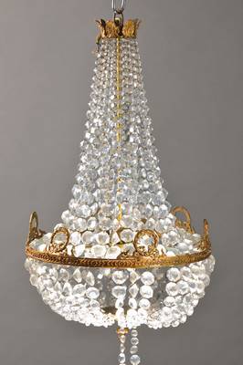 Deckenlüster, wohl Frankreich um 1910/20, klassizistischer Bronzedekor, reicher Kristallglasbehang z.T. 23 verlaufende Ketten, diese geschnitten u. ...
