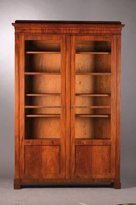 Vitrine, Norddeutsch um 1820 Mahagoni furniert, 2-türig, alt verglast, Innen 5 Einlegeböden, kl. ausgebesserte Fehlstellen, min. schwundrissig, ...