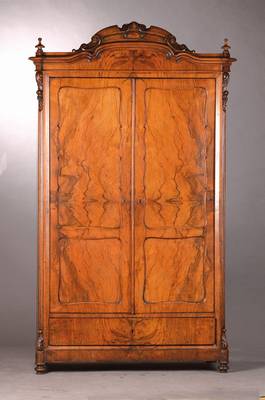 Louis-Philippe-Schrank um 1870 , Nussbaum furniert, 2-türig mit Sockelschub, abgeflachteKanten mit Wellenprofil u. Akanthusrollen, geschwungene ...