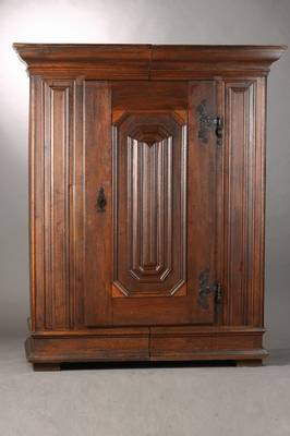 Barockschrank sog. Spaltschrank, wohl Hessen 18 Jh. , Eiche, l. Wellenprofilierung, 1- türig, schöne Originalbeschläge in Form von S-Bändern, ...