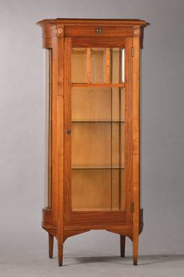 Vitrine um 1910 , Nussbaum massiv, 3-seitig alt verglast, seitlich gebogte Scheiben, Front mit facett. Scheiben, 1 Schublade, 1- türig, 3 ...