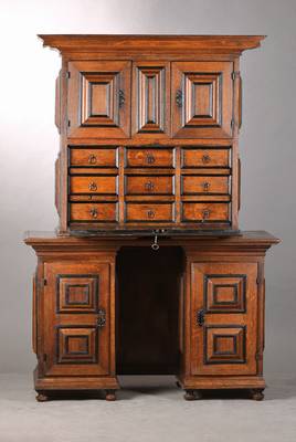 Sekretär/Schreibkontor um 1700 , Eiche massiv, Aufsatzmöbel, Oberteil mit 2 Türen, 1 Schreibklappe, 9 Schublädchen und Geheimfach mit 3 ...
