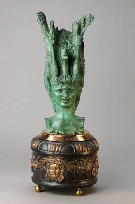 Ernst Fuchs, geb. 1930 Wien, sog. "Januskopf-Uhr", Bronzeskulptur, um 1982, auf sechseckiger Säule in schwarz-grünem Serpentin, schwerer, ...