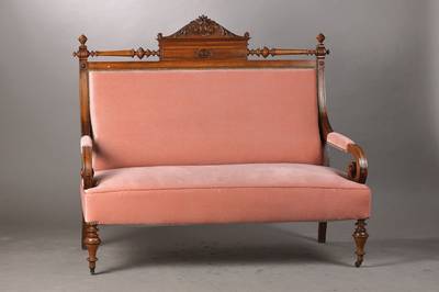 Sofa / Bank, deutsch um 1880/90, Nussbaum massiv, in typischer Gründerzeitornamentik mit Balusterfialen, etc., neu bepolstert u. bezogen, kl. ...
