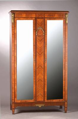 Schrank, im Louis-Seize-Stil um 1900, Rosenholz z.T. auf Kreuzfuge verlegt, 2-türig je mit facettiertem Spiegel, klassizistische Messingappliken, ...