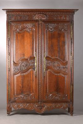 Barockschrank, sog. Hochzeitsschrank, wohl Normandie um 1760/70, Eiche massiv, üppige Flachschnitzerei z.T. bereits in frühklassizistischen ...