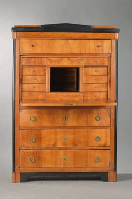 Standsekretär, wohl mitteldeutsch um 1820/30, Kirschbaum massiv, geschwärzter Spitzgiebel u. seitl. 3/4-Säulen, Kopfschub mit Knaufen, Innenleben ...