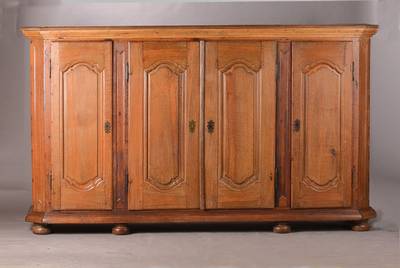 Anrichte, aus barocken Teilen um 1900 zusammengesetzt, Eiche massiv, 4- türig, Türen je in barocker Manier kassettiert, Innen viele Einlegebretter, ...