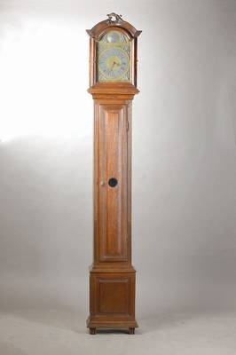 Standuhr, um 1850, Eiche mit Schnitzwerk, z.T. restauriert, Werk u. Zifferblatt neuzeitlich, mit Pseudosignatur, Messingplatinenwerk, mass. ...
