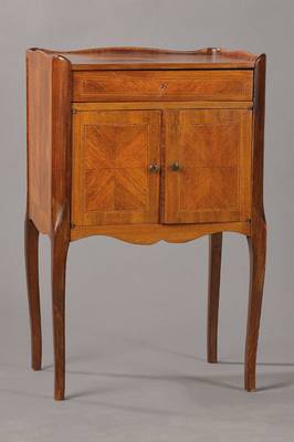 Nachtschränkchen, 1.H.20.Jh., Nussbaum u. Buche, 1-schübig, 2-türig, min. verzogen, Gebr.-Sp., ca. 61x38x30 cm