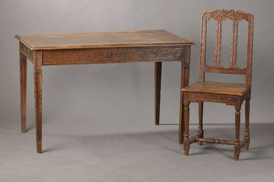 Tisch u. 4 Stühle, Frankreich um 1770/80, Eiche massiv, Flachschnitzereien der Stühle u. des Tisches in Motiven des Klassizismus u.a. mit ...