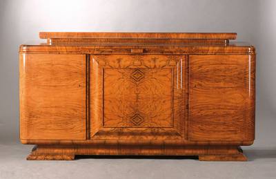 Sideboard, deutsches Art-Deco um 1930/32, kaukasisches Nussbaum vielfach gespiegelt verlegt, sehr lebendiges Furnierbild, 3-türig, Innenleben mit 2 ...