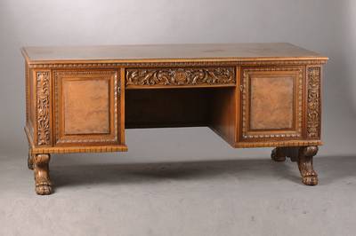 Herrenschreibtisch, im Renaissance-Stil um 1930, Nussbaum massiv u. furniert, 1-schübig u. 2-türig mit ausziehbaren Fächern, reiche ...