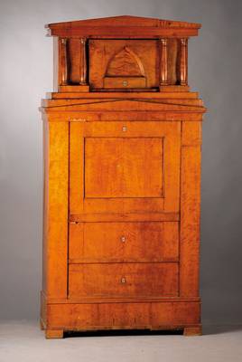 Wäscheschrank in Form eines Sekretärs, deutsch, Berliner Raum, um 1840-50, Nußbaumfurnier, Aufsatz mit Vollsäulen, starkeFurnierschäden und ...