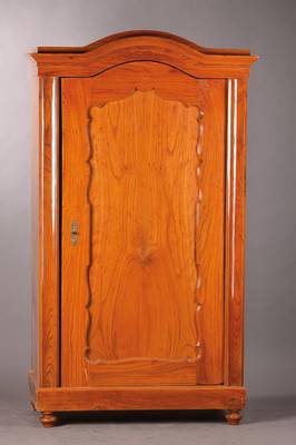1-türiger Biedermeierschrank, wohl Österreich um 1845/50, Ahorn furniert u. massiv, Tür mit Brezelfüllung, Gebr.-Sp. u. -Schäden, Reste alten ...