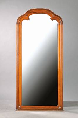 Spiegel, deutsch, um 1850/60, Nussbaum auf Mahagoni gebeizt, Kopf 3-fach geschwungen, Glaseinsatz, ehemals mit Bekrönung, ca. 145x65.5cm