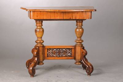Konsole, nach Vorbild von 1870, aus alten Teilen, Nussbaum furniert, geschweifte Platte,2 Balustersäulen mit geschweiften Füßen, Steg in feiner ...