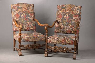 Paar Armlehnsessel, 2.H.20.Jh., Nussbaum nach holländlichem Vorbild von 1710, beschnitzt u. durchbrochener vorderer Steg, Sitz u. Lehne mit ...