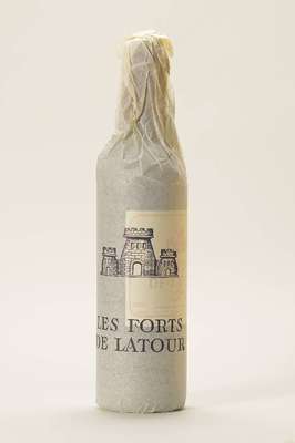 12 Flaschen 1993 Les Forts de Latour, Pauillac, je ca. 75 cl, into neck, alle in Originalpapier eingewickelt, in Originalholzkiste , sehr guter ...
