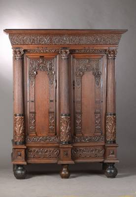 Schrank, sog. Keeft bzw. friesischer Kasten, um 1880, nach dem frühbarocken Vorbild von 1700/10, Eiche massiv, weit ausladender Giebelmit groteskem ...